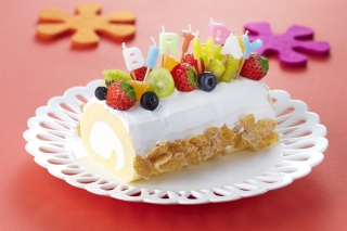 フルーツのお祝いロールケーキ