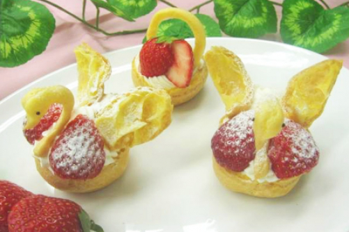 苺のスワンシュークリーム
