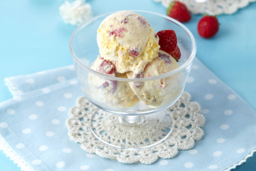 ロールケーキアイス　ミルクいちご