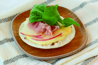 生ハムとルッコラのカスタードピザ