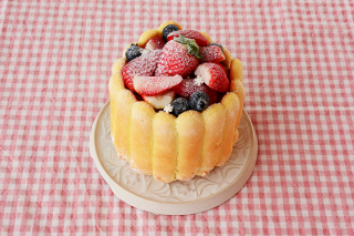 たっぷりベリーとチョコムースのシャルロットケーキ