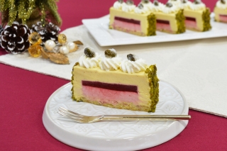 ピスタチオとベリーのスクエアケーキ