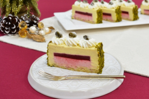 ピスタチオとベリーのスクエアケーキ