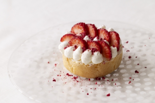 ワタナベマキさん監修「いちごのお祝いシュー」