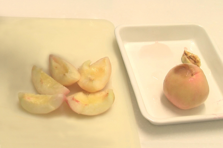 桃の湯むきとカット